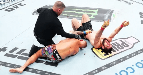 Islam Makhachev финиширует Dustin Poirier удушающим, UFC 302